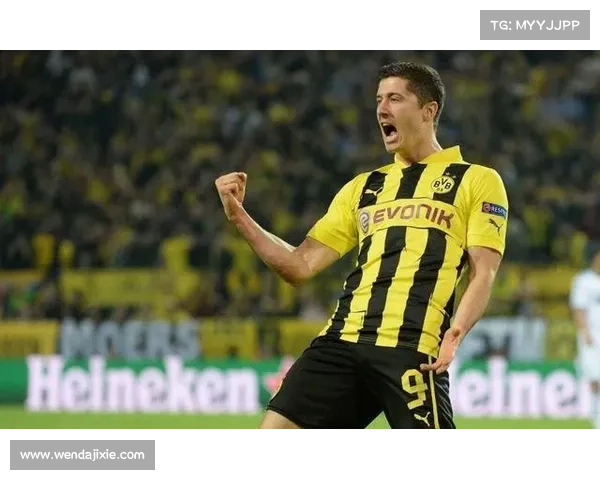 如何通过模仿莱万多夫斯基的射门技巧提高进攻水平