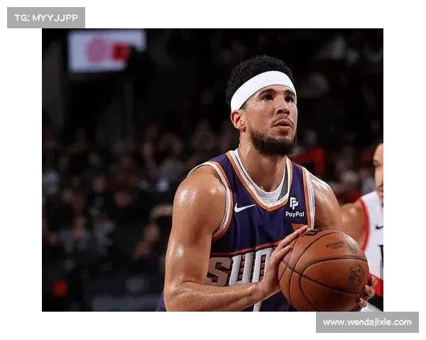 德文·布克高强度防守展现全面能力成为球队不可或缺的多面手